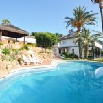villa de lujo con vistas al mar en la urbanización Alfinach